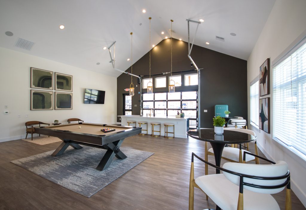 VC Lane - Luxury Apartment with a Clubhouse kitchen and pool table